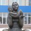 Скульптура “Мать и дитя” В.Зотикова установлена перед детской поликлиникой. Фото Марии Смирновой