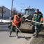 На уборке городских дорог трудятся Виталий Кипятков  и Александр Лапин. 