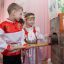 Лиза Мишуркина и Артем Грачев из подготовительной группы “Радуга” перед празд­ником  выяснили, что готовится в чувашской печи. Фото Марии Смирновой