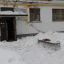 На ул. Советской, 8 упавшим с крыши снегом сорвало провода. Фото Максима Боброва 