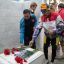 Цветы на могилу космонавта возложили участники велопробега. Фото Марии СМИРНОВОЙ