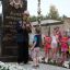 Афанасию Васильеву дети вручили цветы.  Фото Марии СМИРНОВОЙ 