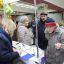 Пенсионер и ветеран “Химпрома” Иван Луконин ждет каждый номер газеты “Грани”, а подписался на нее здесь же, на ярмарке.