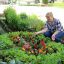 Заместитель заведующей детским садом Милеуша Хайртдинова демонстрирует красоту двора. Фото Инны АНДРЕЕВОЙ