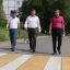 На Школьном проезде. А.Андриянов, А.Фадеев, Д.Тютин (слева направо) осматривают отремонтированную дорогу. Фото Марии СМИРНОВОЙ