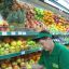 Яблочко к яблоку, апельсин к апельсину... Продавец овощного отдела Вера Абаимова следит за тем, чтобы на прилавке были только свежие сочные фрукты и овощи. 