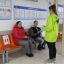 "Хотите проголосовать за благоустройство города в 2023 году?" — с этим вопросом волонтеры подходят к посетителям МФЦ Новочебоксарска. Фото Екатерины ШВАРГИНОЙ