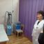 Заведующая отделением Надежда  Шаржанова показывает уникальный аппарат Orbis-2 для профилактики алопеции (выпадения волос) при химиотерапии. Такое оборудование есть только в шести регионах России.  Фото автора