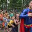 На дворовых праздниках ребята развлекались в подвижных играх с Суперменом...