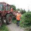 Скошенную траву убирают Алена Зайцева, Надежда Данилова, Ольга Елисеева, а увозит на тракторе Игорь Прохоров.