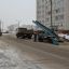 Дороги в Новочебоксарске очищают до бордюра. Снег собирают и вывозят за город. Фото Максима БОБРОВА
