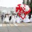Символичное сердце участники парада донесли до Красной площади и отпустили в небо вместе с белыми и розовыми голубями.  Фото Карины АФАНАСЬЕВОЙ