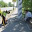 Представители ОНФ провели замеры на тротуаре, посреди которого по­ставили столб. Фото Марины УКОЛОВОЙ