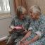 Долгожительнице Лидии Горбуновой (справа) есть о чем рассказать дочери Галине. Фото Максима БОБРОВА