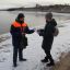 Тем, кто пришел полюбоваться набережной Волги, Юрий Каргин вручал “Памятку поведения на льду”. Фото автора