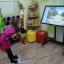 Стоя на стабилотренажере, ребенок меняет позу, чтобы управлять курсором или героем на экране. 