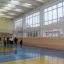 Обновление спортзала школы № 14 начали с замены окон. Пол, потолки, стены будут в проекте на 2022 год.  Фото Екатерины ШВАРГИНОЙ
