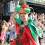 Королева помидоров возглавляет карнавальное шествие. 