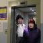 Жительницы 1-го подъезда по ул. 10-й пятилетки, 46 Надежда Болгова (слева) и Луиза Сюмкина влюбились в новый лифт с первого взгляда.  Фото Ирины ХАННА