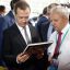 Дмитрий Медведев у экспозиции Чувашского книжного издательства. Фото cap.ru