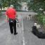 Нетрезвый прохожий провоцирует бездомных собак.  Фото автора