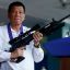 Президент Филиппин Родриго Дутерте с винтовкой “Галиль”. Архивное фото. ria.ru