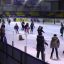 На ледовом стадионе “Сокол” собрались любители катания на коньках. Фото Остапа Перкова