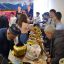 Представители Таджикистана щедро угощали гостей пловом и приглашали полакомиться самсой, мантами, виноградом, хурмой, мандаринами, яблоками и конфетами. 