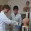 Учащиеся школы № 17 Александр Яранцев и Максим Григорьев на практических занятиях в медицинском колледже на манекене учатся делать промывание желудка.  Фото автора