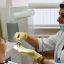 Врач-стоматолог-терапевт Марине Геворгян проводит лечение с помощью пиявок. Фото Новочебоксарской городской стоматологической поликлиники