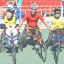 Ребята из чебоксарской адаптивной школы пробуют спортивные коляски под руководством опытного спортсмена. Фото cap.ru