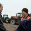 Механизаторы с гордостью рассказывали Главе республики М.Игнатьеву о новых тракторах.