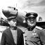 Герой Советского Союза Федот Орлов вместе с Алексеем Сарсковым на фоне подаренного им самолета Ли-2. Архивное фото