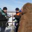 С каждым рыболовом-любителем спасатели беседуют и предупреждают об опасностях весеннего льда.  Фото автора