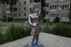 Памятник дворничихе8 памятников женщинам:  матерям, работницам и императрице Открываем Чувашию 