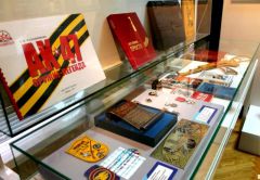В Музее показывают Калашникова Музей наркополицейские 