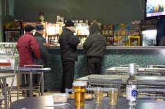 Расплатиться и за стол... © Фото Валерия БаклановаКоммунистическую  накрыло волной алкоголя фоторепортаж 