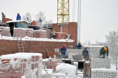 На строительстве дома поз. 7 работа спорится. © Фото Валерия БаклановаОбманутые дольщики вселятся в свои квартиры строительство жилье 