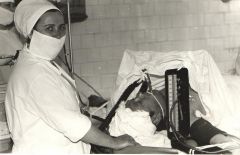 Анестезиолог за работой. 70-е годы ХХ столетия.  Фото из архива Новочебоксарской горбольницыОбеспечивающие жизнь Юбилей 