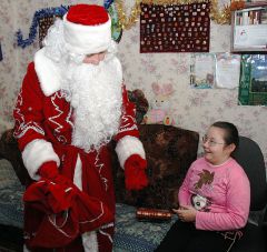 Дед Мороз из “Граней” так поздравлял детей с Новым годом. Фото Валерия БАКЛАНОВАСамое время творить добро Благотворительность 