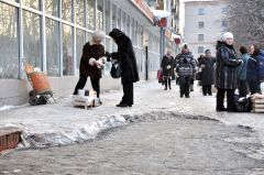 Возле многих магазинов не чистят. © Фото Валерия БаклановаАвтомобилистам асфальт,  а горожанам лед?