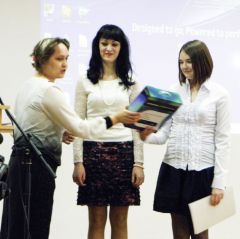Награду получает Регина Степанова. Фото автораВ бизнес со школьной скамьи малый бизнес 
