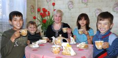Елена Данилова с приемными детьми и внуком. Фото Валерия Бакланова.Не нужен и клад, когда дома лад Международный день семьи 