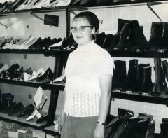 Зоя Матвеева. 1972 год.  Фото из семейного архива.Равняются на ветерана магазин “Каблучок” Дела и люди 