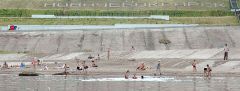 Сейчас горожане купаются с риском для жизни. © Фото Валерия БаклановаВ июле горожан пригласят на местный пляж пляж 