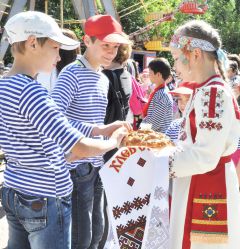 Встречать хлебом и солью гостей — в традициях чувашского народа. © Фото Анастасии ГРИГОРЬЕВОЙДетский праздник Акатуй