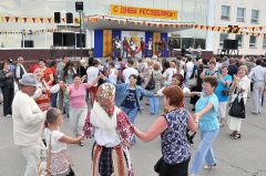 © Фото Валерия БаклановаНаши подпевали  и танцевали  с брянскими “внуками” День Республики-2012 