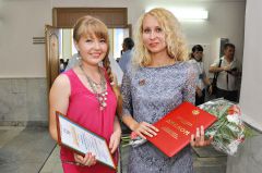 Анастасия Григорьева (слева) и Ирина Ильина — ими гордится Новочебоксарск. © Фото Валерия БаклановаНауку  двигают молодые