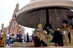 Идет освящение колокола. Фото Валерия БаклановаКолокол на радость всем строительство колокольни в Новочебоксарске 