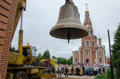 Фото Валерия БаклановаКолокол установили на звонницу строительство колокольни в Новочебоксарске 